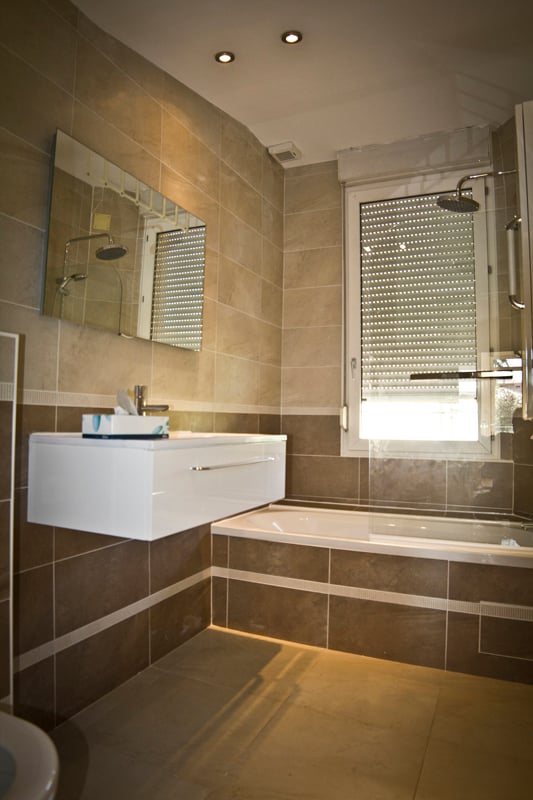 Etanchéifier une salle de bain avant de poser un carrelage