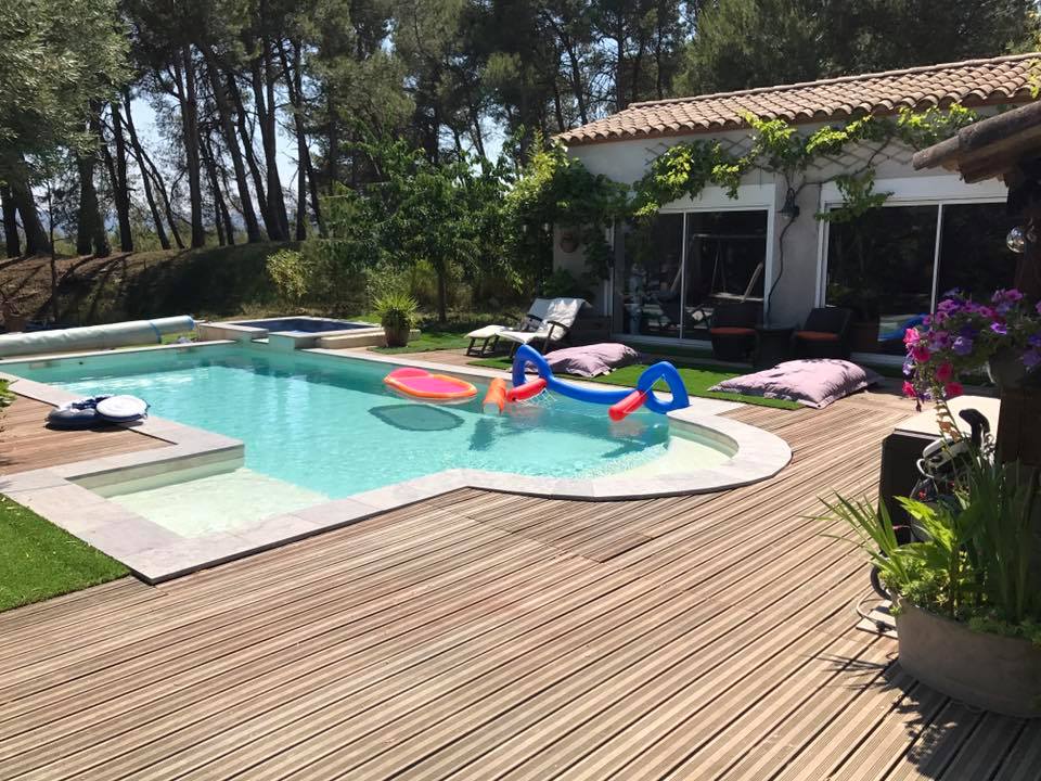 Piscine contemporaine avec Terrasse en bois