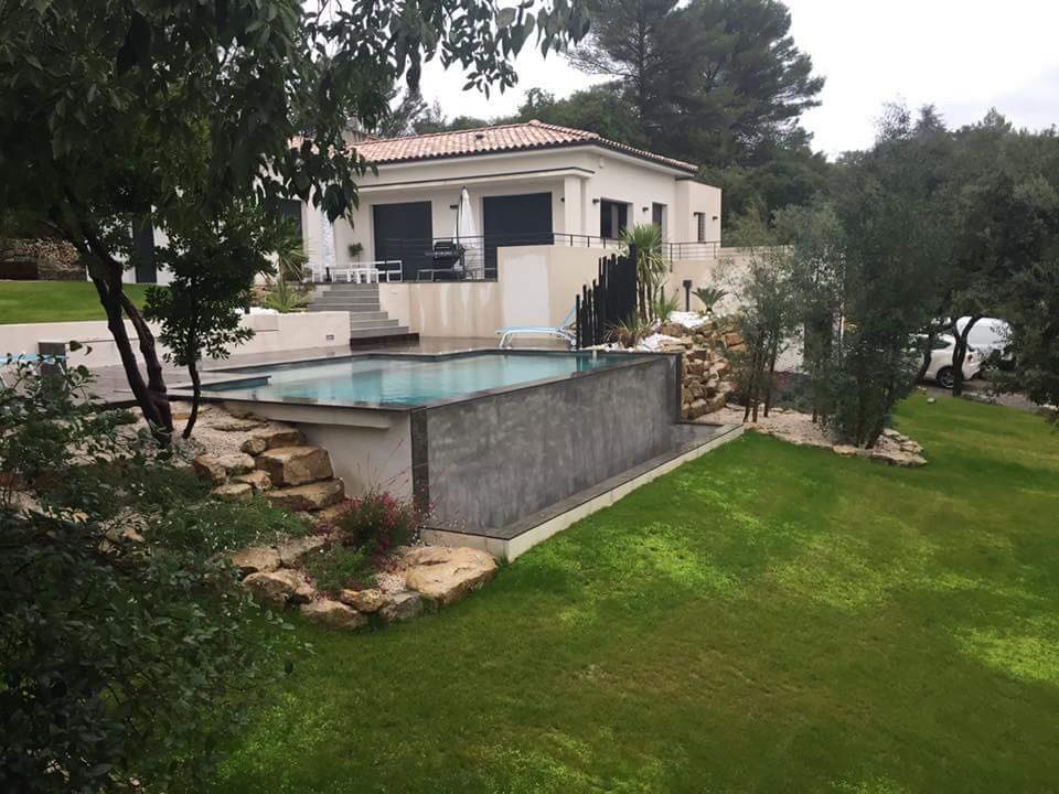 Piscine à débordement et Aménagement extérieur à Toulouse