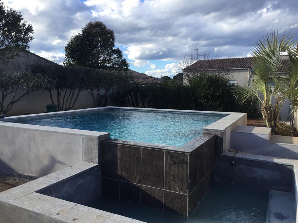 Piscine design à débordement en région Toulousaine