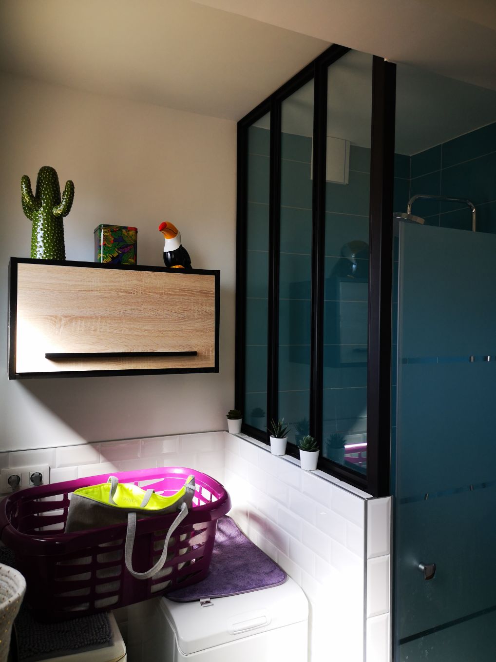 Salle de bain moderne avec Verrière