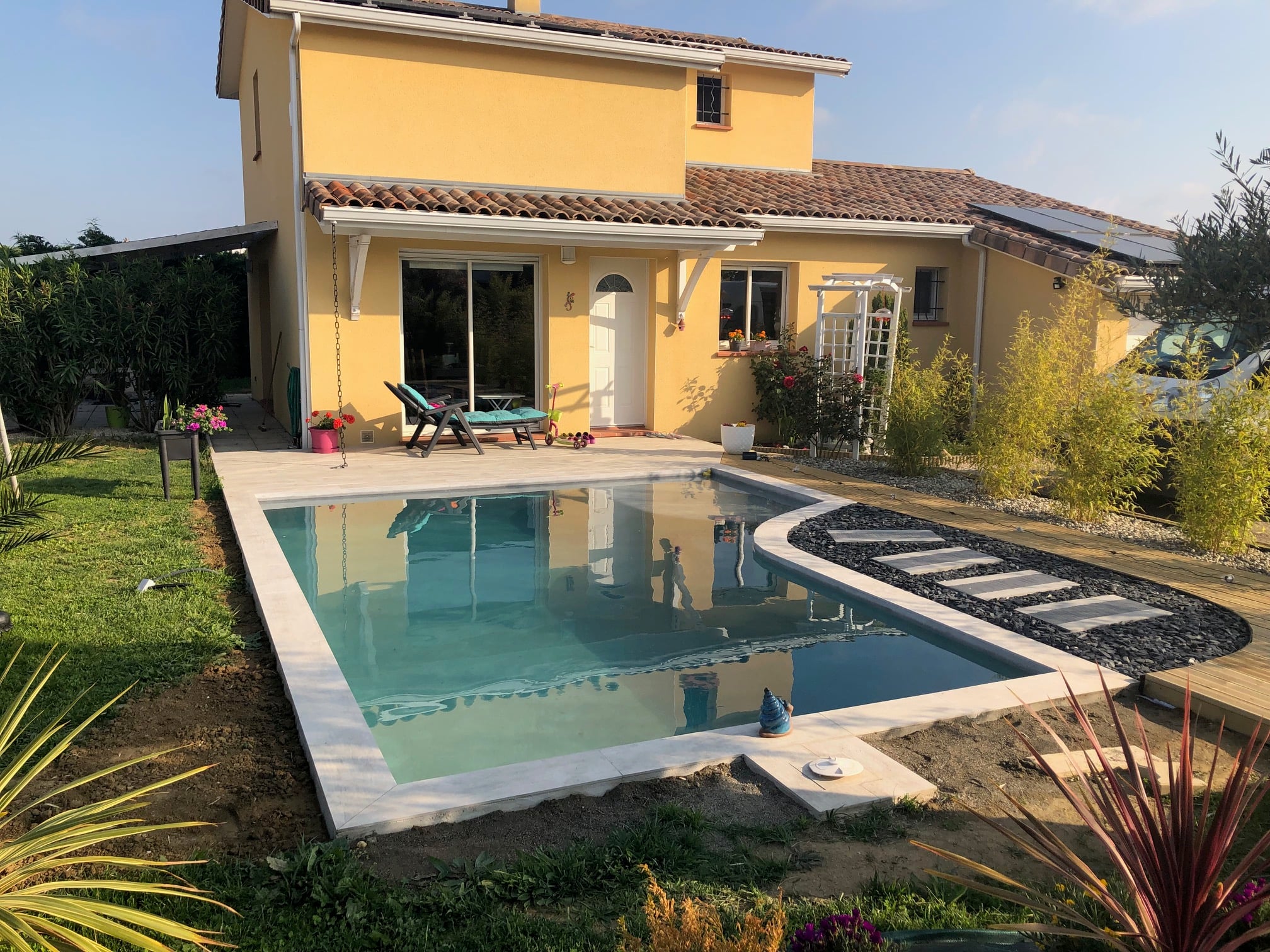 Maison avec Piscine moderne en béton projeté