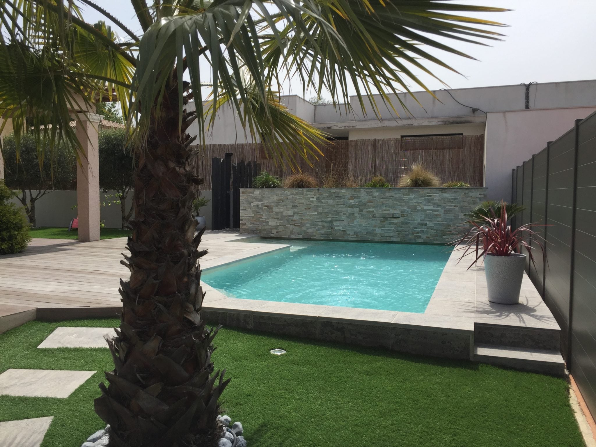 Piscine moderne lame d’eau