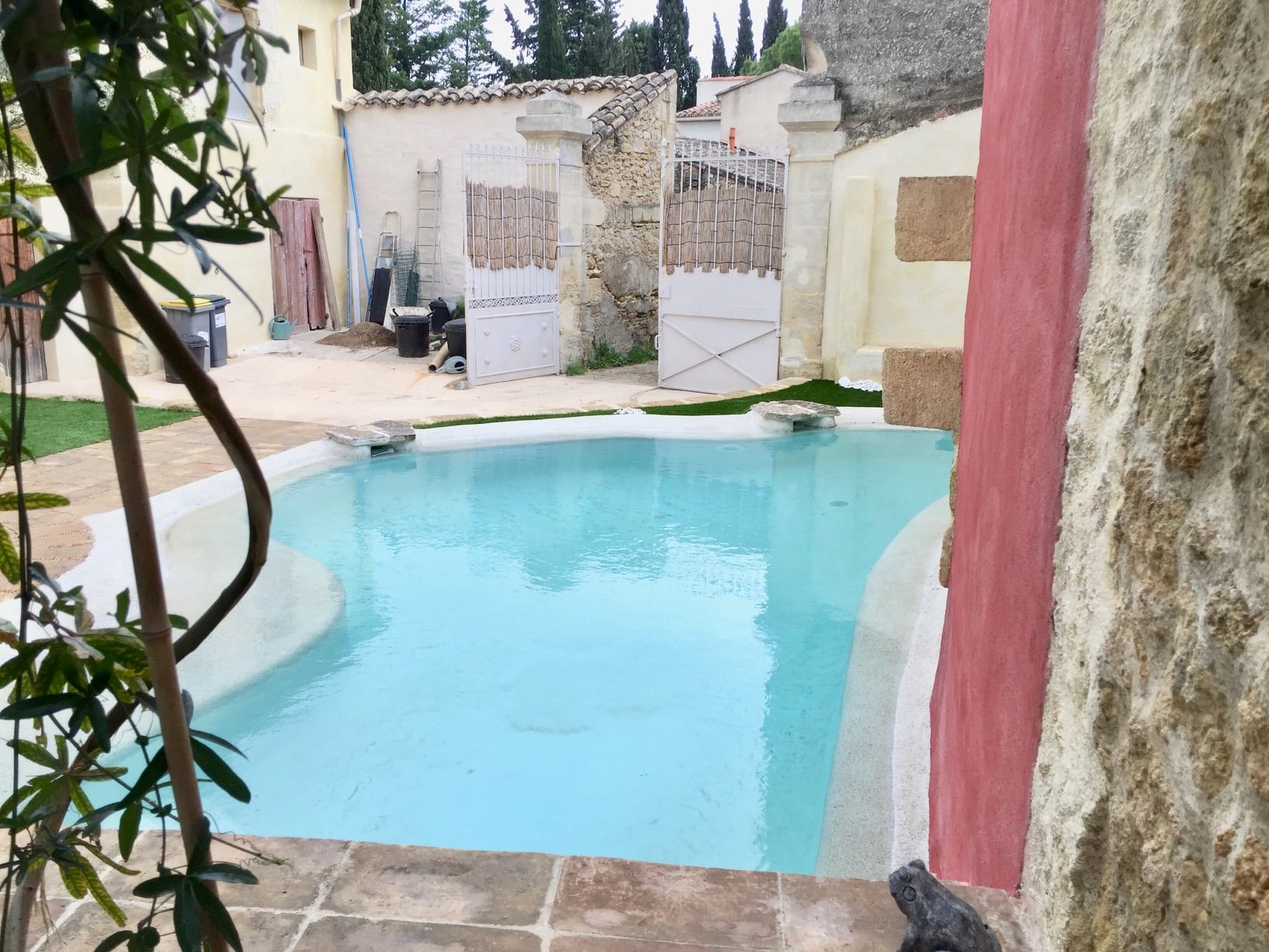 Villa avec piscine en béton projeté