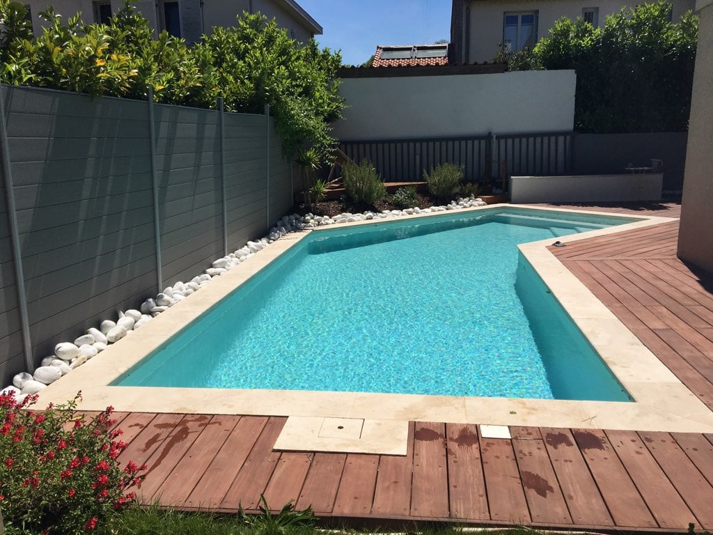 Piscine en béton projeté et terrasse en bois