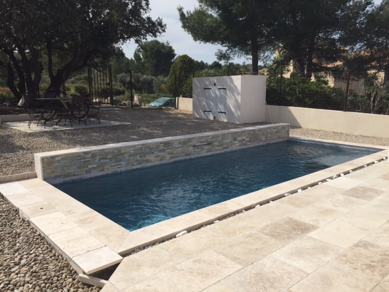 Piscine design avec muret lame d’eau