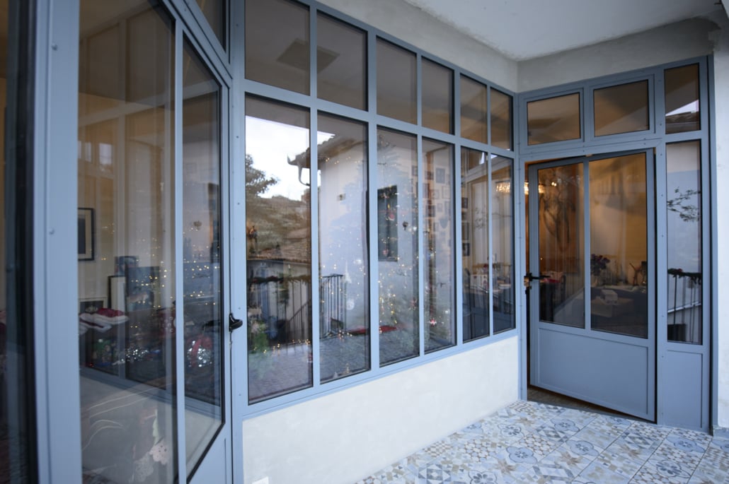 Verrière extérieur avec porte en métal et acier