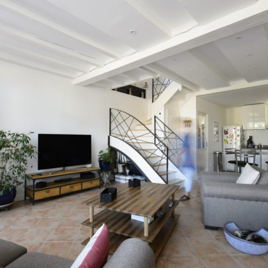 salon avec escalier et garde-corps moderne en metal