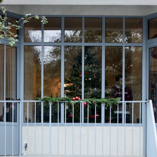entree maison avec verriere exterieur en metal et porte