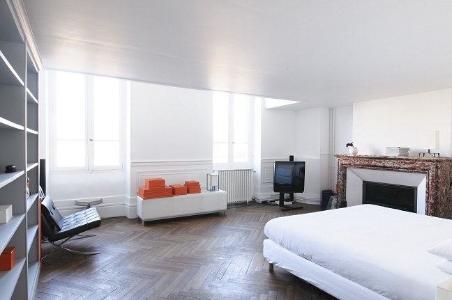 Chambre blanche parquet massif