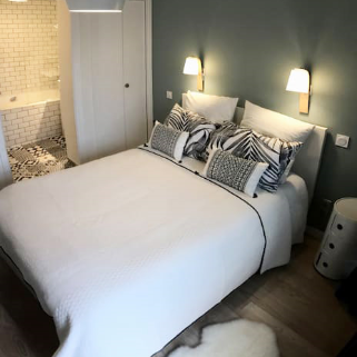 Chambre rénovée avec salle d’eau attenante