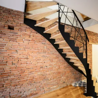 home-design3 Escalier métal et bois sur mesure devant un mur de briques