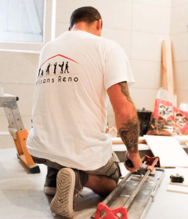 CARRELEUR ARTISANS RENO CARRELETTE carreleur Toulouse d'artisans réno en train de couper un carrelage
