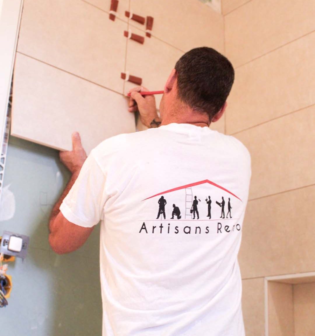 CARRELEUR ARTISANS RENO TRAÇAGE artisans carreleurs à Toulouse en train de poser de la faïence