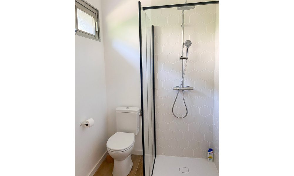 Salle-de-bain-du-bas-après-travaux-de-rénovation-à-Toulouse-par-Artisans-Reno Salle-de-bain-du-bas-après-travaux-de-rénovation-à-Toulouse-par-Artisans-Reno