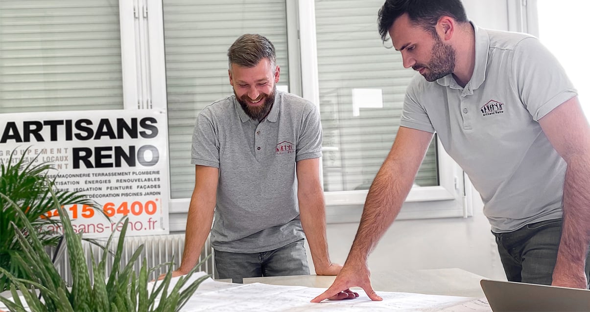 Maîtres d’œuvre Artisans Réno étudiant les plans d’un chantier