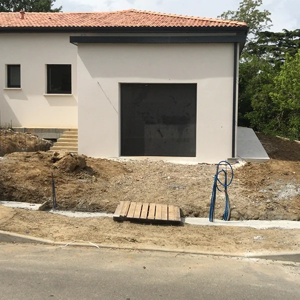 Entreprise de maçonnerie générale : construction d'un muret et installation d'un portail Entreprise de maçonnerie générale : construction d'un muret et installation d'un portail