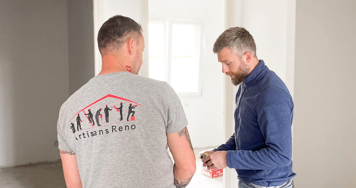 Courtier en travaux Artisans Réno avec un client sur un chantier