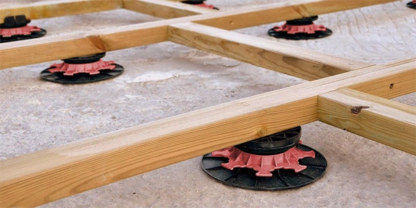 Étanchéité toit terrasse : finition lambourdes sur plots Étanchéité toit terrasse : finition lambourdes sur plots