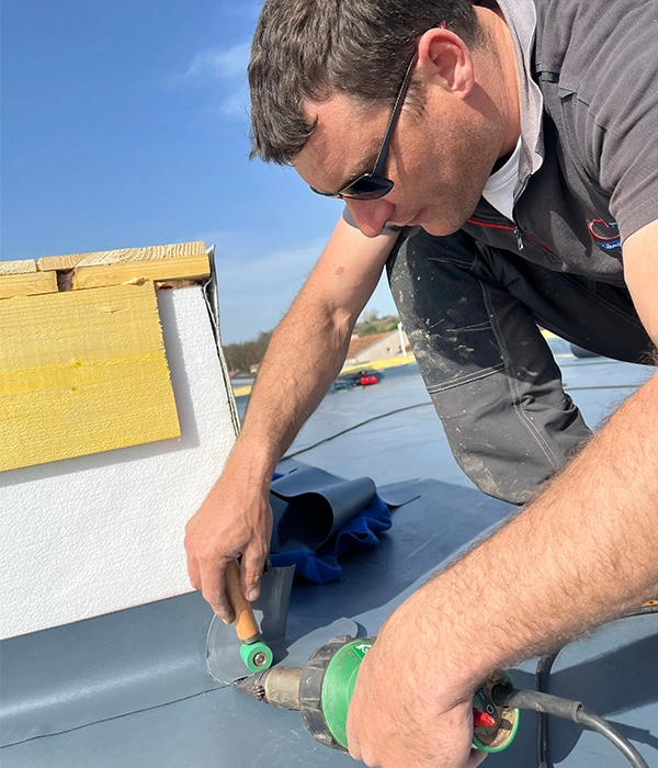 Rénovation de toiture à Toulouse : étanchéité avec système de membrane PVC Rénovation de toiture à Toulouse : étanchéité avec système de membrane PVC