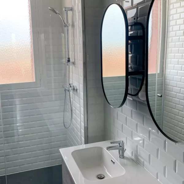 salle-de-bain-miroir-ovale-artisans reno toulouse