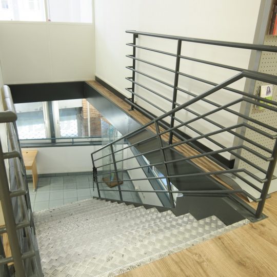 12-beaux-intérieurs-escalier-repeint-gris-anthracite