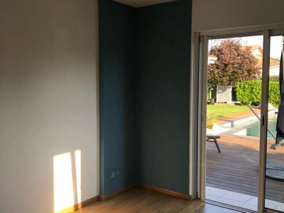 chambre avec parquet vernis et peinture bleu au mur
