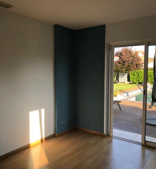 chambre avec parquet vernis et peinture bleu au mur