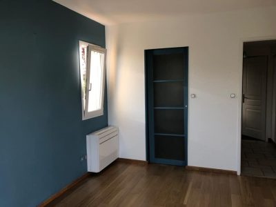 chambre avec parquet et mur peint