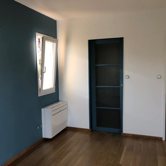 chambre avec parquet et mur peint