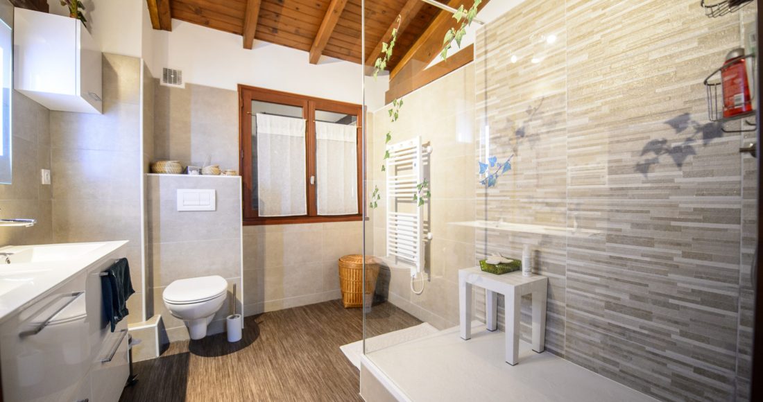 renovation-salle-de-bain-moderne-douche-mur-carrelage renovation-salle-de-bain-moderne-douche-mur-carrelage