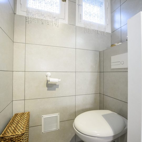 salle-de-bain-moderne-renovaton-béton-ciré-carrelage-gris