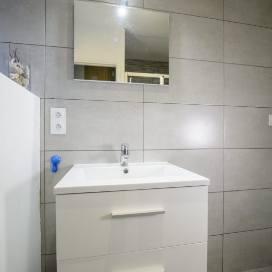 salle-de-bain-moderne-sol-effet-beton-cité-mur-carrelage