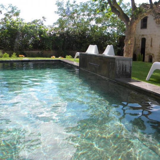 01-piscine-beton-projete-lame-eau-originale-hdp