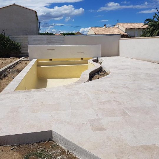 02-photo-piscine-forme-originale-beton-projete-piscines-hdp