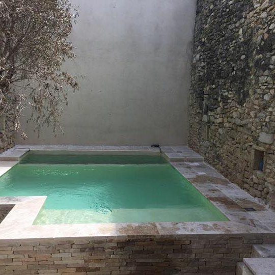 02-piscine-pierre-beton-projete-sur-mesure-hdp-piscine