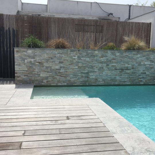 piscine-beton-projete-muret-pierre