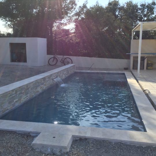 piscine-design-beton-projete-lame-eau-piscine-hdp