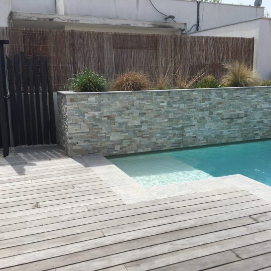 piscine-lame-d-eau-douche-exterieur-piscines-hdp