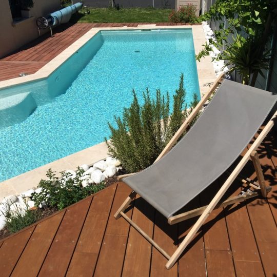 terrasse-bois-piscine-beton-projete-hdp-piscine