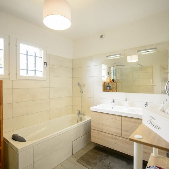 construction-salle-de-bain-moderne-artisans-reno