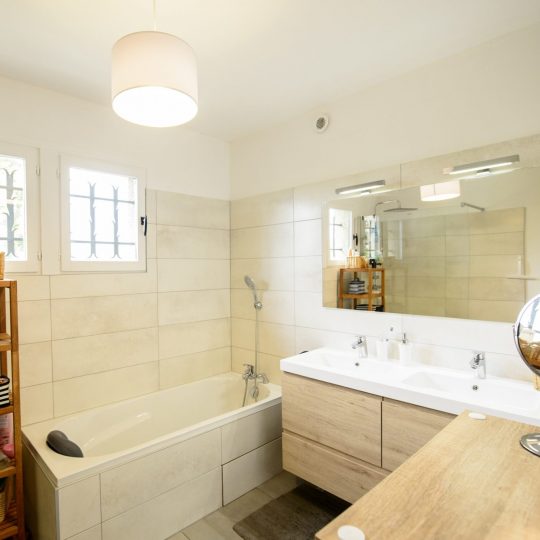 salle de bain rénové par des plombiers artisans réno sur toulouse