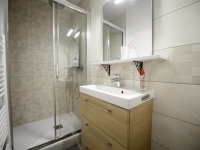 renovation-salle-de-bain-moderne-artisans-reno