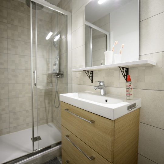 renovation-salle-de-bain-moderne-artisans-reno