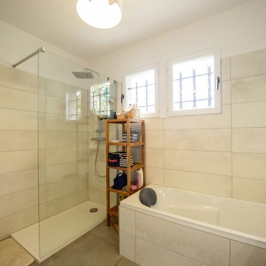 salle-de-bain-douche-italienne-baignoire-artisans-reno