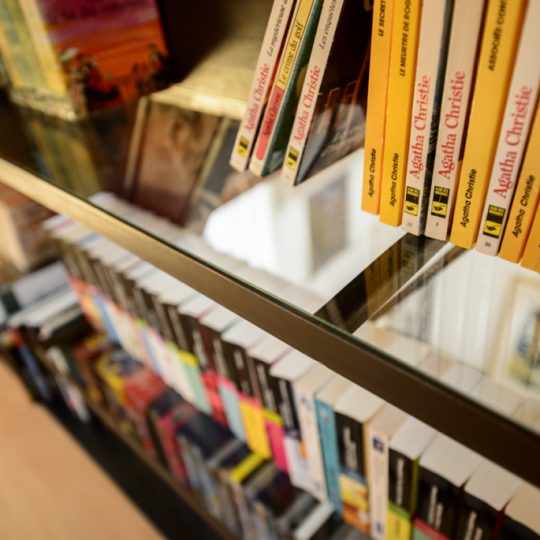 bibliotheque en metal et en verre design
