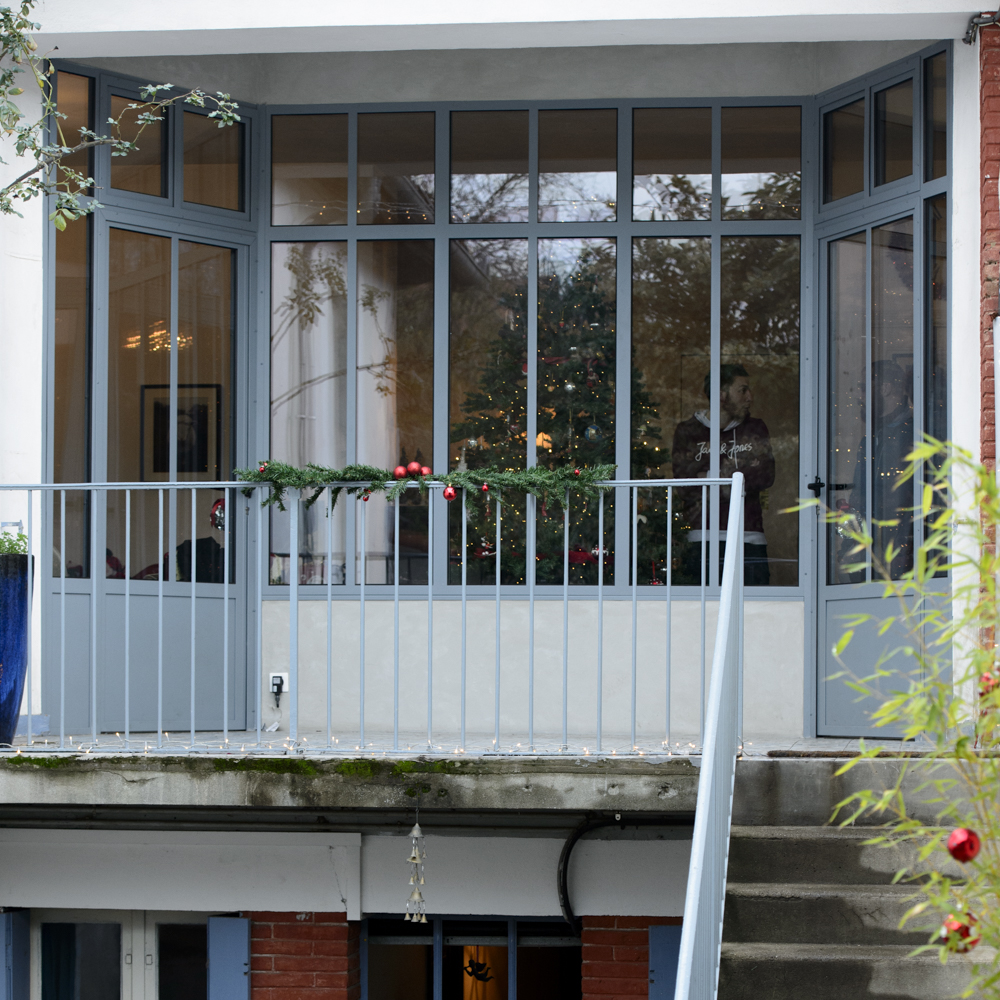 Verrière extérieur avec porte en métal et acier - Artisans-Reno