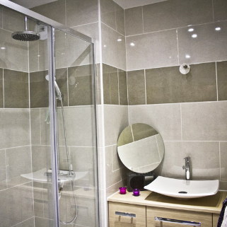 salle de bain rénovée avec meuble et douche