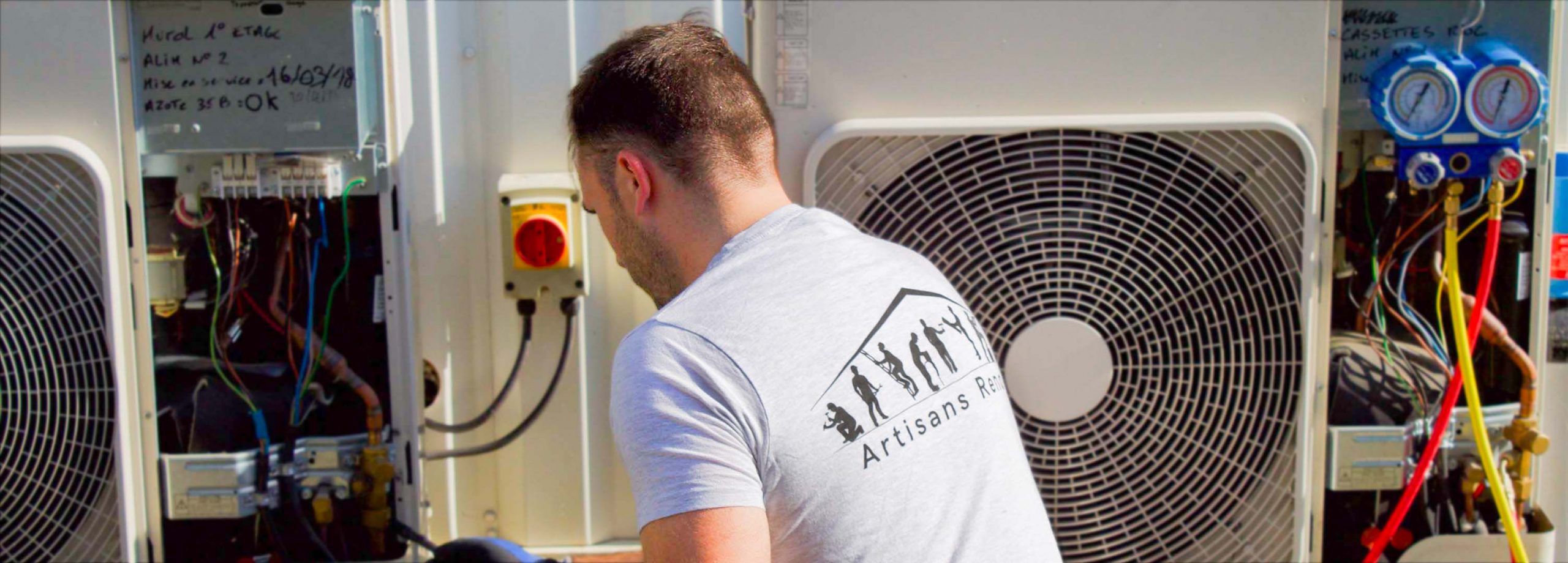 Réparation d'une clim par Artisans Reno