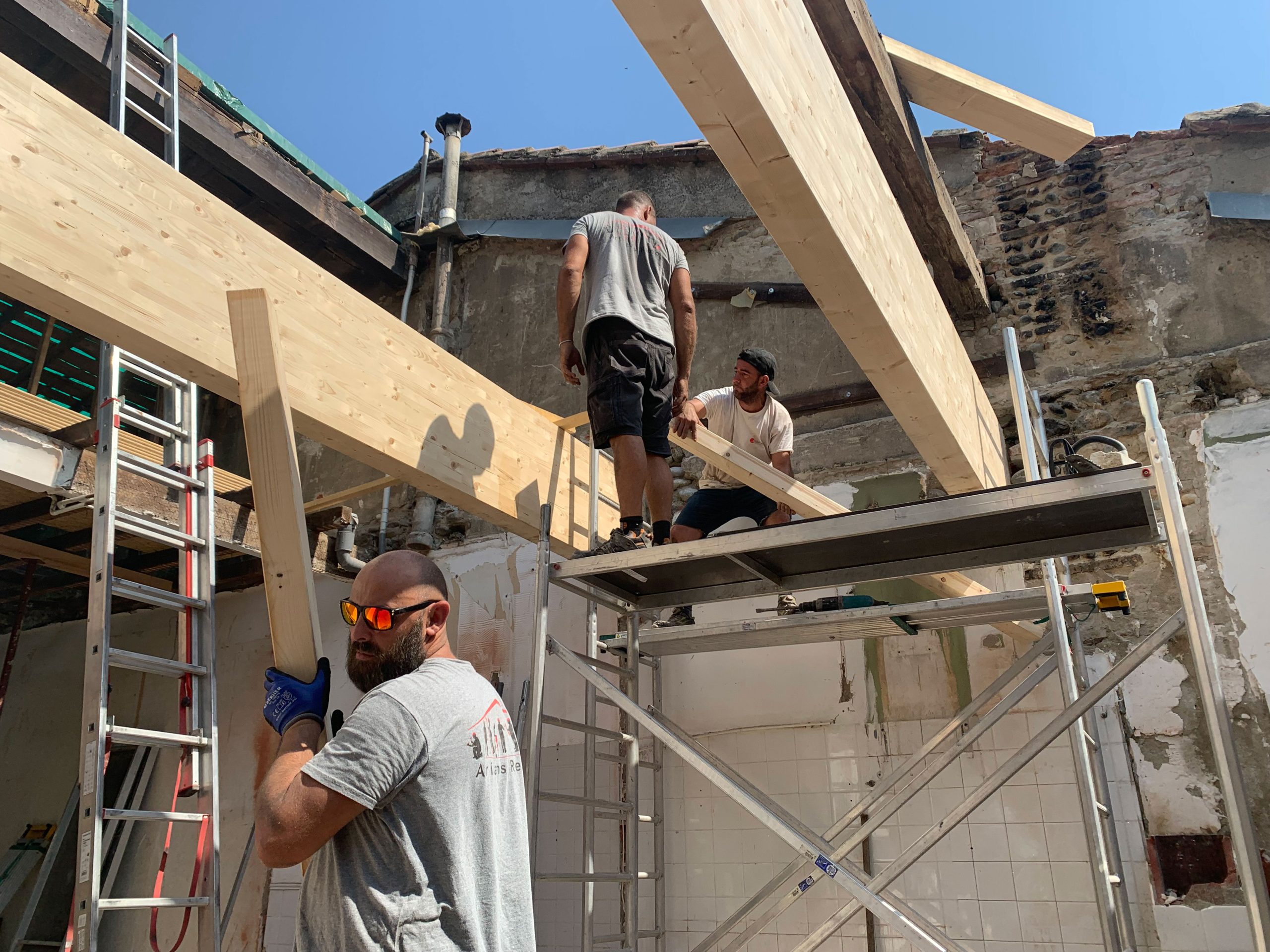 equipe de professionnels de la toiture artisans reno entreprise de renovation toulouse